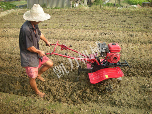 旋耕機(jī)作業(yè)